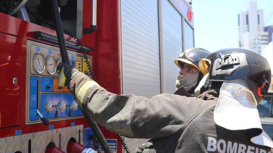 Incêndio atinge casa no alecrim e bombeiros controlam chamas