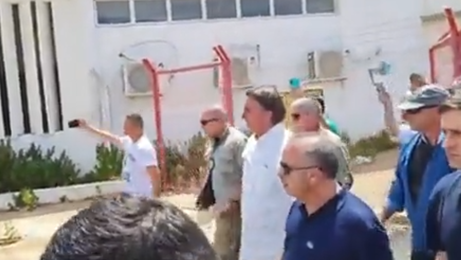 Bolsonaro desembarca em mossoró e causa aglomeração
