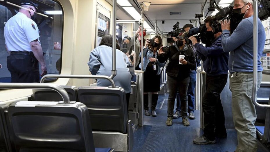 Estupro em metrô na filadélfia seria evitado se passageiros tivessem usado celular para pedir ajuda em vez de gravar, diz polícia