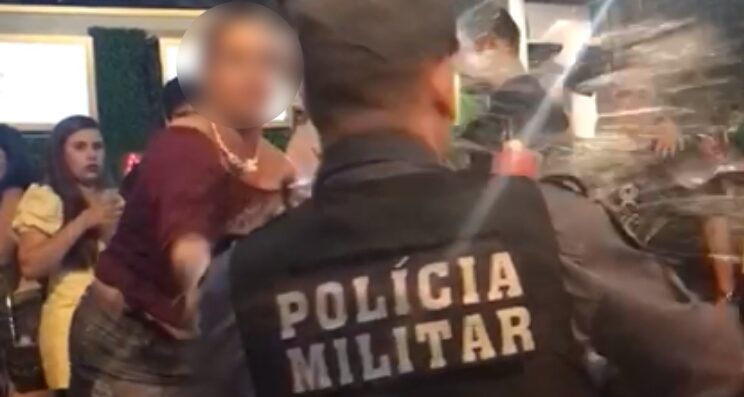 Mulher é presa por desacato após jogar cerveja em viatura e no rosto de um policial | notícias do rio grande do norte Mulher é presa após jogar cerveja em viatura e no rosto de um agente da pm