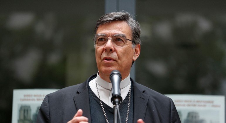 Arcebispo de paris se demite após ter se relacionado com mulher