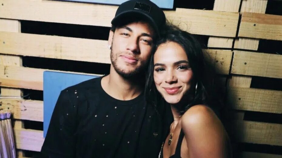 Neymar curte foto ousada de bruna marquezine e atiça fãs do ex-casal