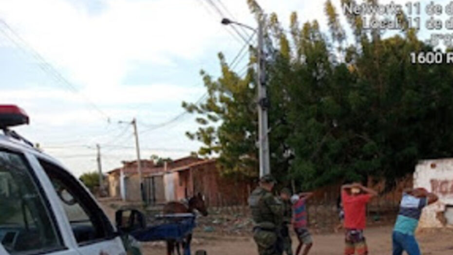 Armado e foragido: homens que estavam em carro&ccedil;a s&atilde;o presos pela pol&iacute;cia em mossor&oacute;