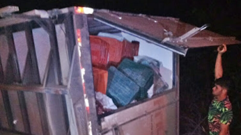 Potiguar tenta pular de caminh&atilde;o ap&oacute;s tombamento na pb, morre e deixa esposa e filho