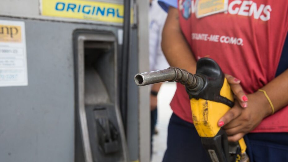 Com senador potiguar como relator, comissão deve votar amanhã projeto que promete baixar gasolina para r$ 5 | notícias do rio grande do norte Comissão deve votar amanhã projeto de relatoria de senador potiguar que promete baixar gasolina para r$ 5