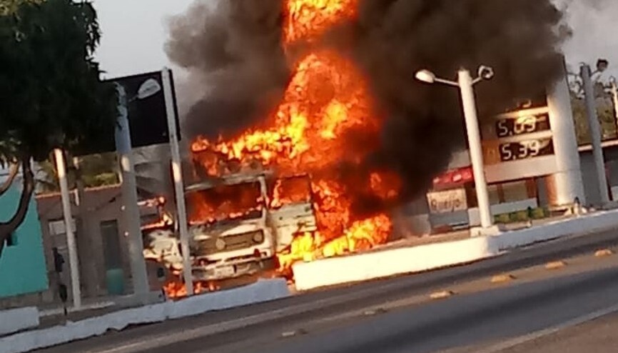 VÍDEO: Chamas consomem caminhão baú em posto de combustíveis no interior do RN - Agora RN