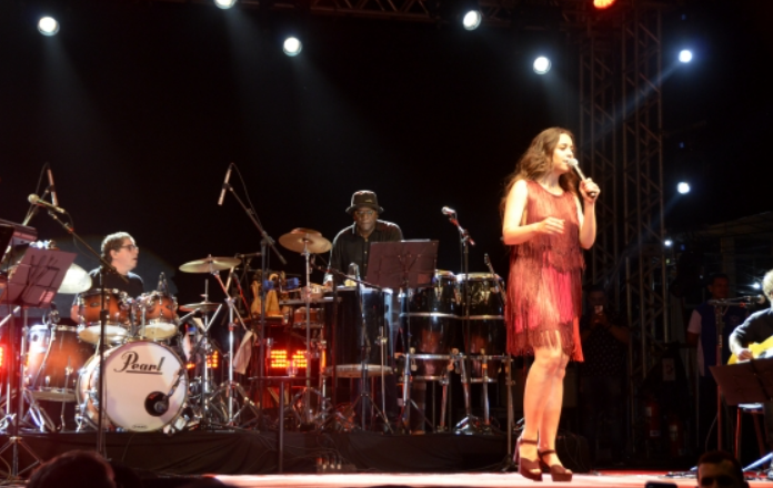 Tributo aos profissionais da saúde tem participação de roberta sá em Natal RN