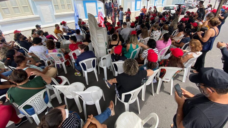 Professores contrariam decisão judicial, mantêm greve e fazem protesto em frente à Prefeitura de Natal - Agora RN