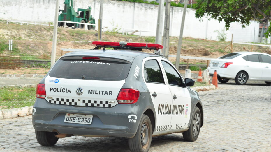 Dupla suspeita de praticar assaltos troca tiros com a PM, homem morre e adolescente é detido em Mossoró - Agora RN