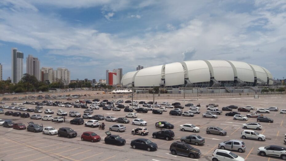 Primeiro dia de drive de testagem tem fila enorme na Arena das Dunas - Agora RN