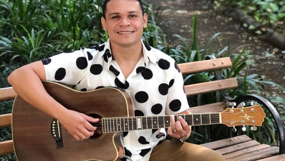 Professor de escola pública ensina inglês cantando, dá show e bomba na web - Agora RN