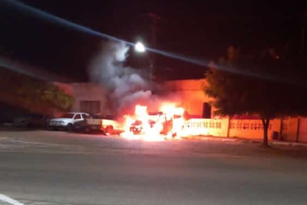 Quadrilha explode agência bancária e incendeia viatura em frente a delegacia no RN - Agora RN