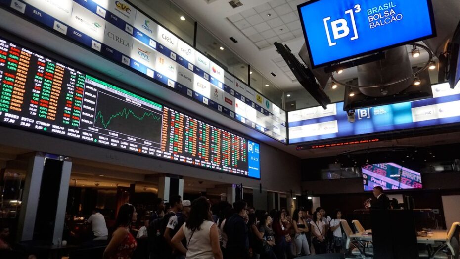 Brasileiro aumenta investimento em renda fixa no exterior, atento a risco cambial