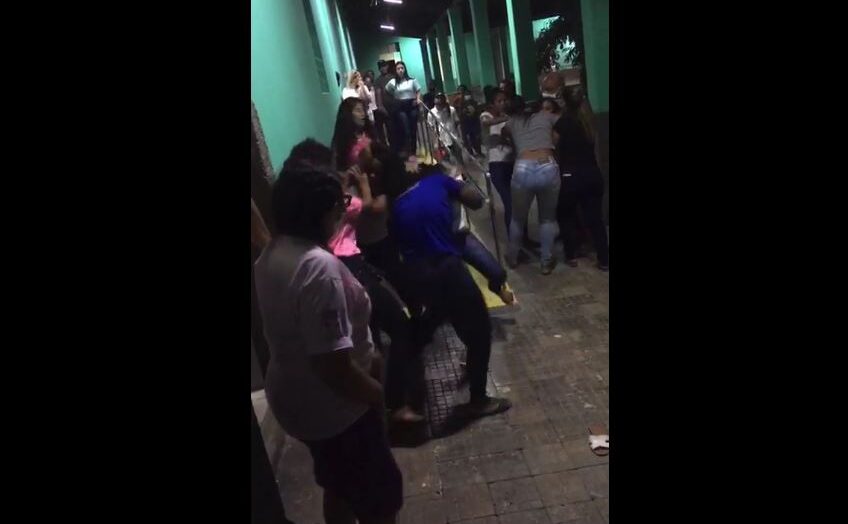 Vídeo: acusação de racismo provoca briga generalizada entre alunas em escola do rn | notícias do rio grande do norte VÍDEO: Acusação de racismo provoca briga generalizada entre alunas em escola do RN - Agora RN