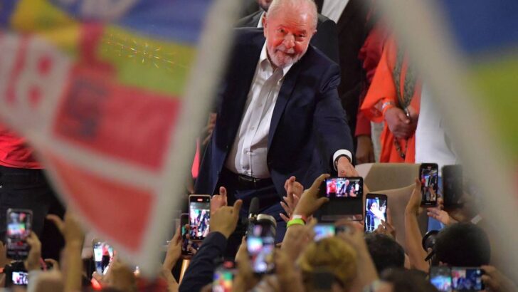 98970091 TOPSHOTFormer Brazilian President Luiz Inacio Lula da Silva greets supporters during the