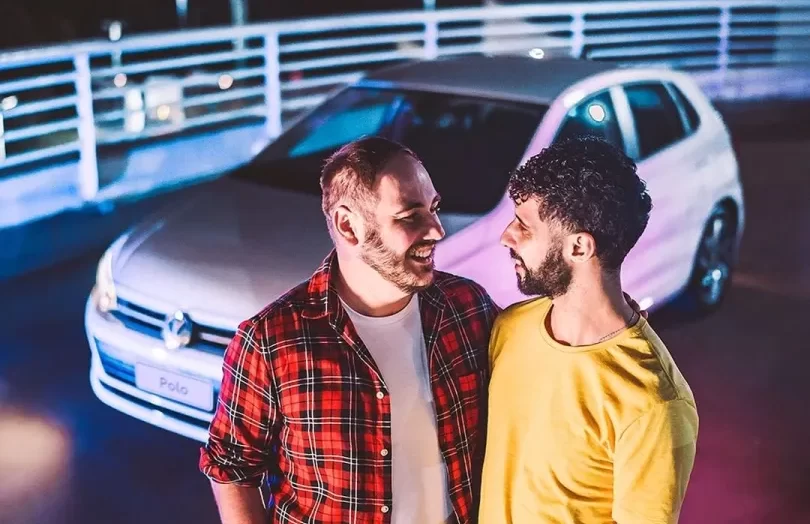 Propaganda da Volkswagen com casal gay é alvo de ataques homofóbicos - Agora RN