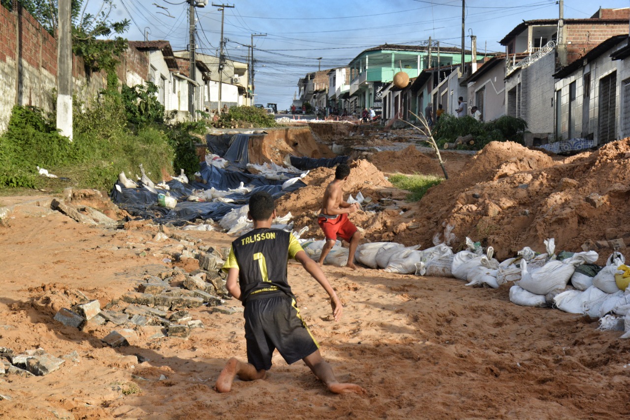 Serão necessários pelo menos dois meses para recuperar rua destruída por  cratera em Felipe Camarão, segundo previsão da Prefeitura de Natal