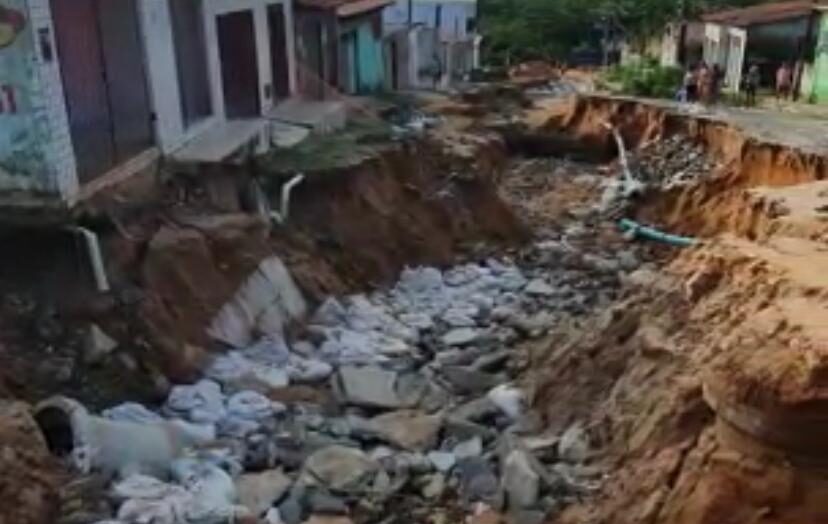 Cratera aberta em decorrência das chuvas preocupa moradores em felipe camarão | notícias do rio grande do norte WhatsApp Image 2022 07 04 at 17.36.09
