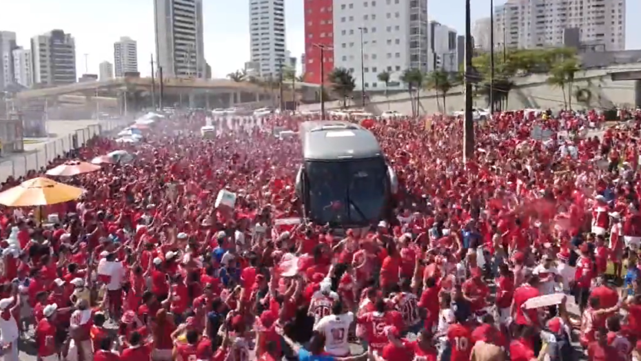 Jogadores do América são recebidos por torcedores na Arena das Dunas; vídeo america