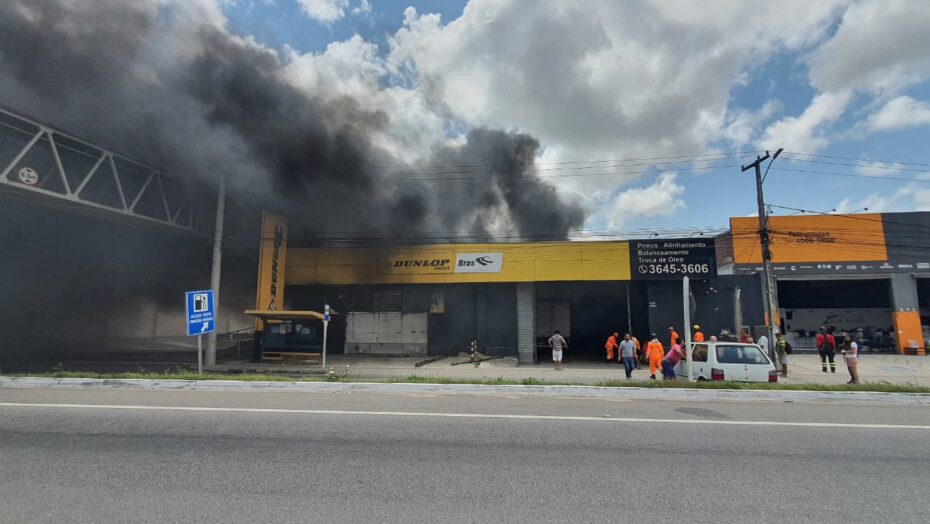 Bombeiros controlam incêndio em loja de pneus na br-101; trânsito é liberado | notícias do rio grande do norte WhatsApp Image 2022 10 16 at 10.01.23