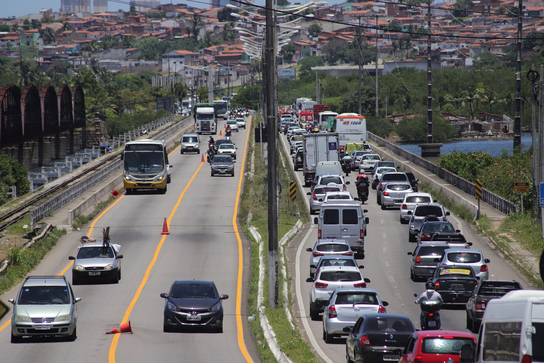 Após acidente, somente ônibus trafegam pela Ponte de Igapó