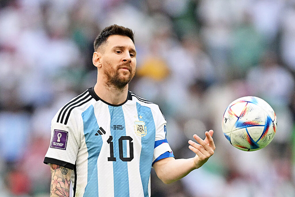 Naquela que pode ser a última Copa do Mundo de Messi, argentino levanto o troféu - Foto: Reprodução