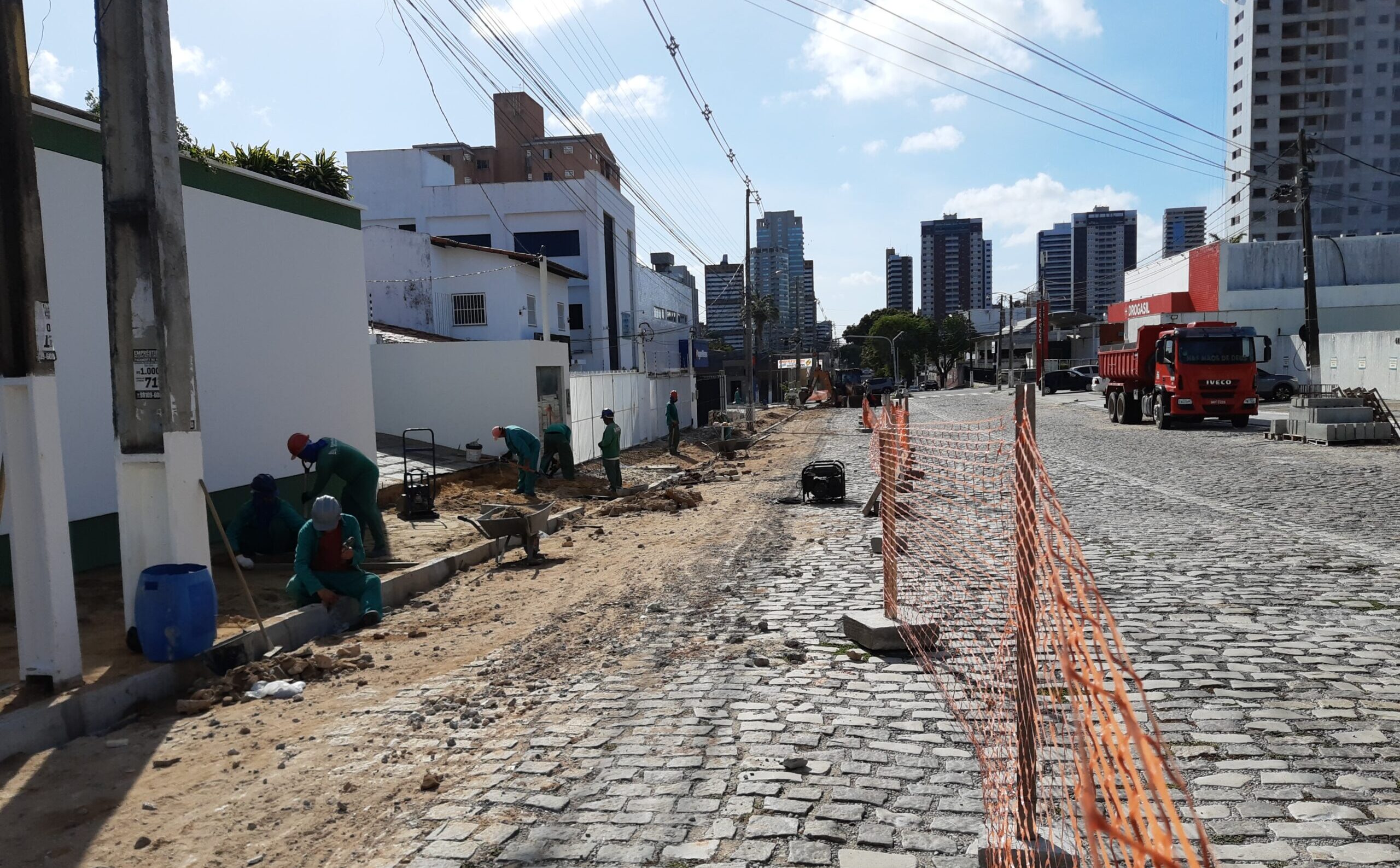 Obras de padronização das calçadas avançam pela Amintas Barros