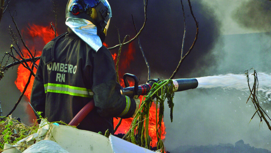 Cerca de 2 horas depois o incêndio foi extinto. Foto: José Aldenir/Ilustrativa