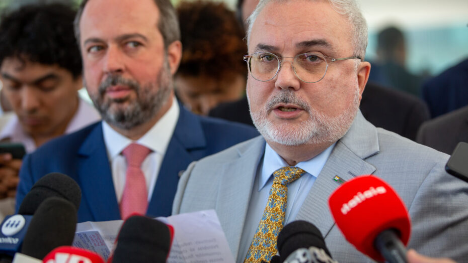 Brasília 16/05/2023 O ministro de de Minas e Energia, Alexandre Silveira e o presidente da Petrobrás, Jean Paul Prates, durante anúncio da nova política de preços dos combustíveis. Foto: Fabio Rodrigues Pozzebom/ Agência Brasil