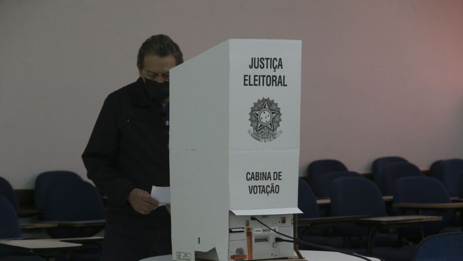 Eleições,Eleitores em Filas de Votações no Unieuro e Colegio Lasalle.