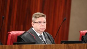 O ministro Raul Araújo durante sessão plenária do TSE que discute a inelegibilidade do ex-presidente Jair BolsonaroFoto: Antonio Augusto/Secom/TSE