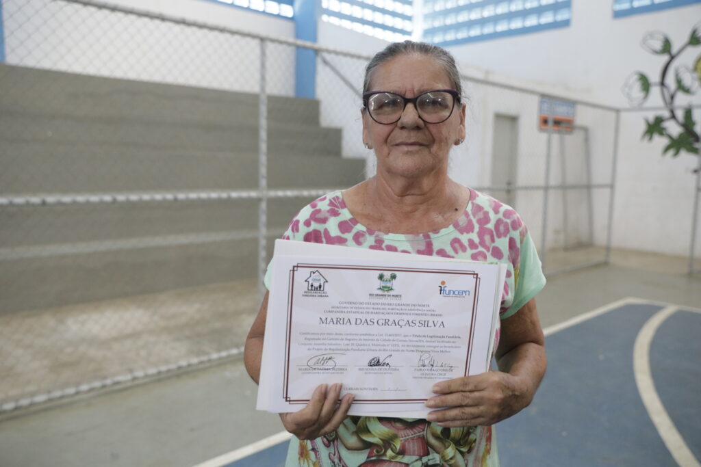 Dona Maria das Graças após receber título: “Depois de 15 anos de espera, hoje posso dizer que tenho a minha casa” - Foto: Raiane Miranda/Governo do RN