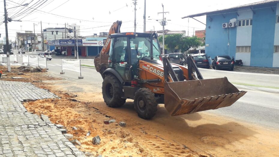 Serviço de padronização de calçadas na Avenida São José, perto do cruzamento com a Presidente Bandeira - Foto: Seinfra
