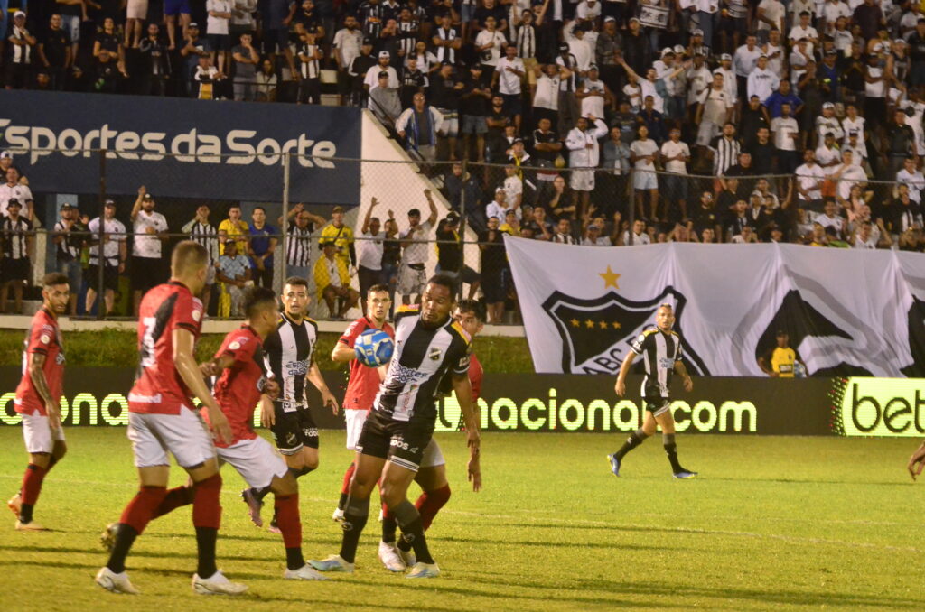 ABC e Atlético GO disputando bola / Foto: José Aldenir - Agora RN