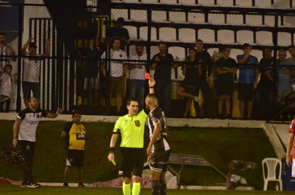 Felipe Garcia sendo expulso nos minutos finais / Foto: José Aldenir - Agora RN