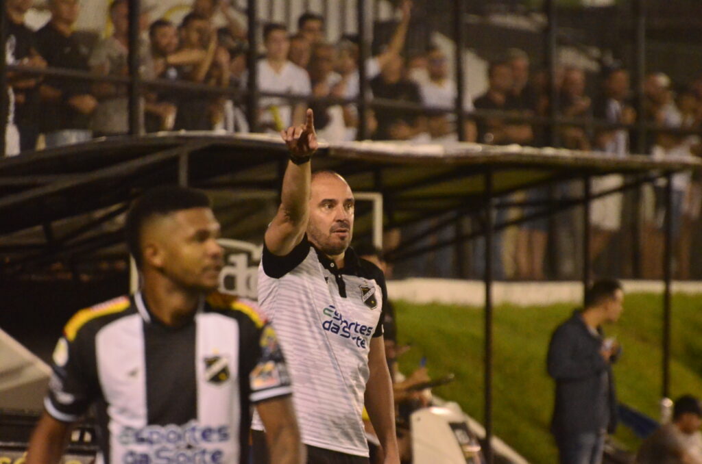 Treinador do ABC, Allan Aal, orientando a equipe à beira do gramado / Foto: José Aldenir - Agora RN