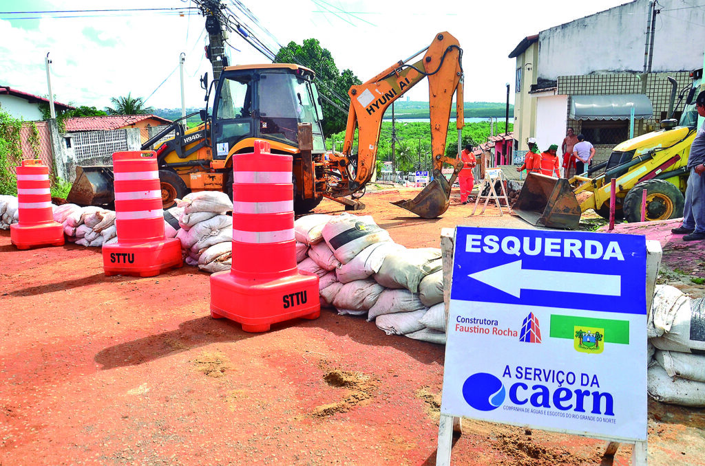 Funcionários da Caern trabalharam no conserto da rede nesta segunda-feira - Foto: José Aldenir/Agora RN