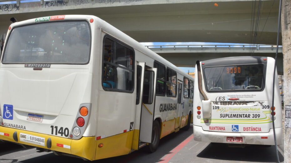 Motoristas de ônibus fazem protesto e cobram acordo por reajuste salarial / Foto: José Aldenir
