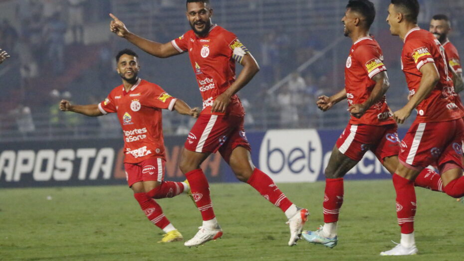 Atletas do América comemoram gol feito por Jean Pierre que deu vitória ao Mecão - Foto: Canindé Pereira / América FC