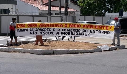 Ciclistas realizam uma manifestação cruzamento das avenidas Hermes da Fonseca com Alexandrino de Alencar contra obra no dia 27 de maio