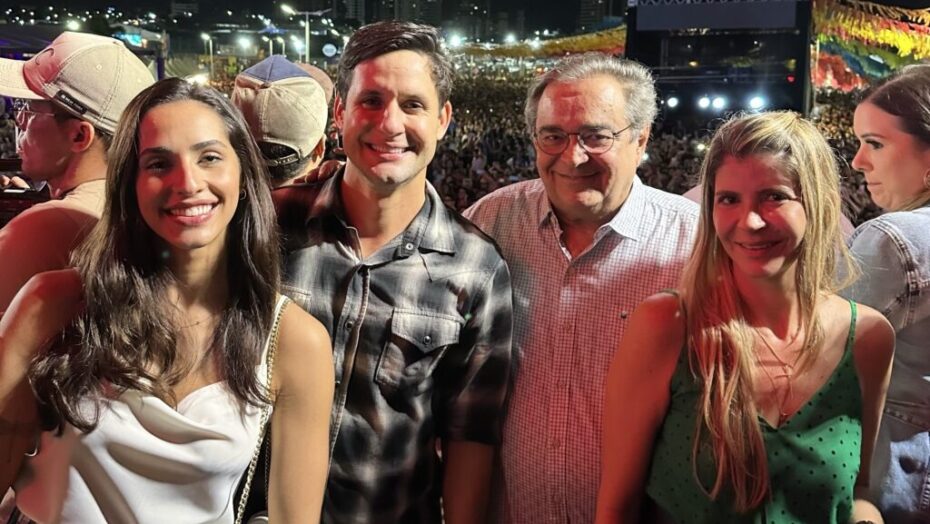 Álvaro Dias posou ao lado do pré-candidato a prefeito Rafael Motta durante festejos juninos de Natal - Foto: Reprodução