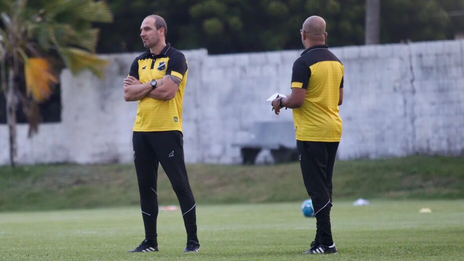 Allan Aal, técnico do ABC, diz que trabalho mental também é importante - FOTO: RENNÊ CARVALHO / ABC FC