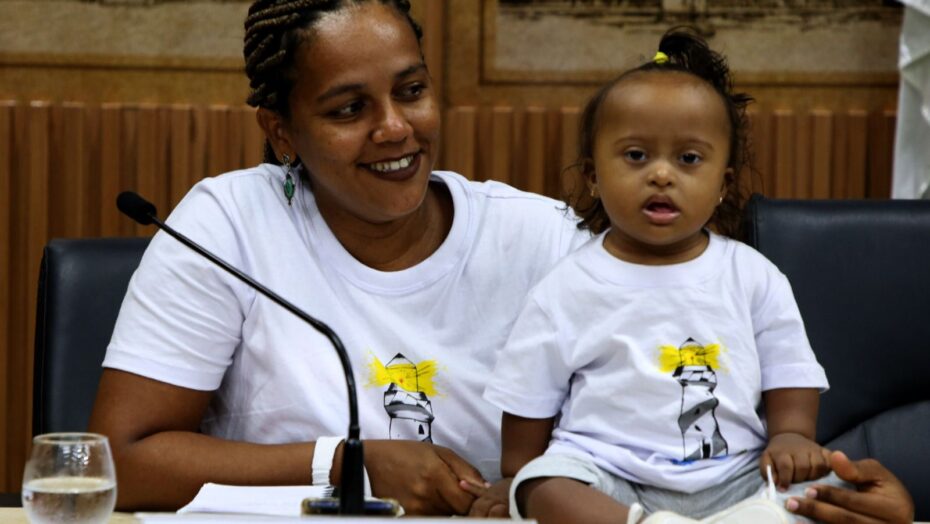 Amanda Atíladê é mãe de Maya Sol, uma criança negra diagnosticada com síndrome de down - Foto: Divulgação