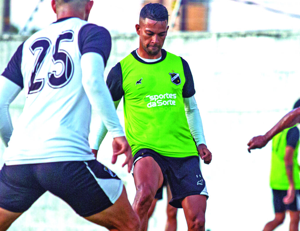 Wallyson durante atividade com bola no centro de treinamento do ABC / Foto: Rennê Carvalho / ABC FC