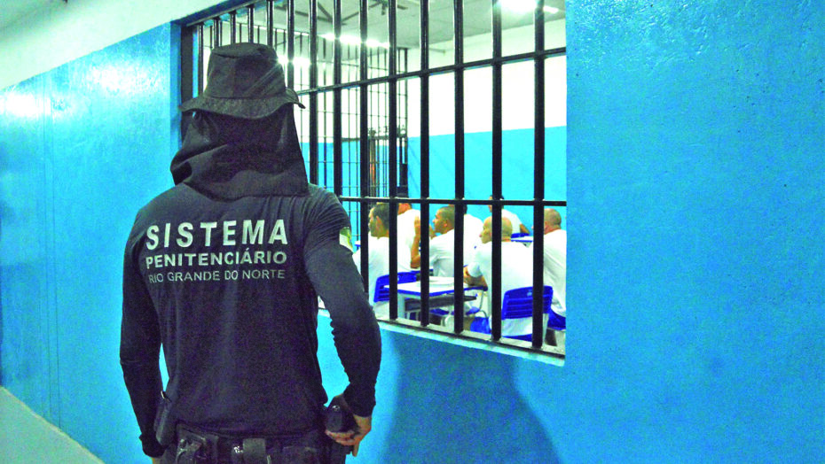 Agente no presídio de Alcaçuz, no RN; governo quer combater torturas em presídios - Foto: José Aldenir / AGORA RN