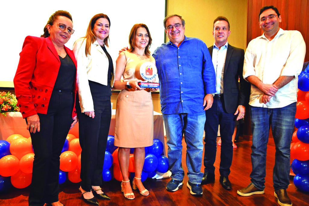 Prefeito de Natal, Álvaro Dias, entrega troféu; mais de 20 toneladas de alimentos foram arrecadadas desde o início do programa. Foto: Manoel Barbosa/Prefeitura do Natal