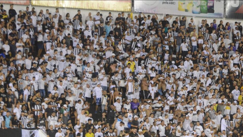 Torcida organizada do ABC durante jogo contra o Criciúma no sábado. Foto: José Aldenir/Agora RN