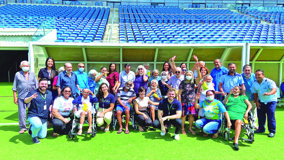 Idosos tiveram a oportunidade de conhecer a Arena das Dunas em detalhes e visitaram até o gramado do estádio - Foto: Divulgação