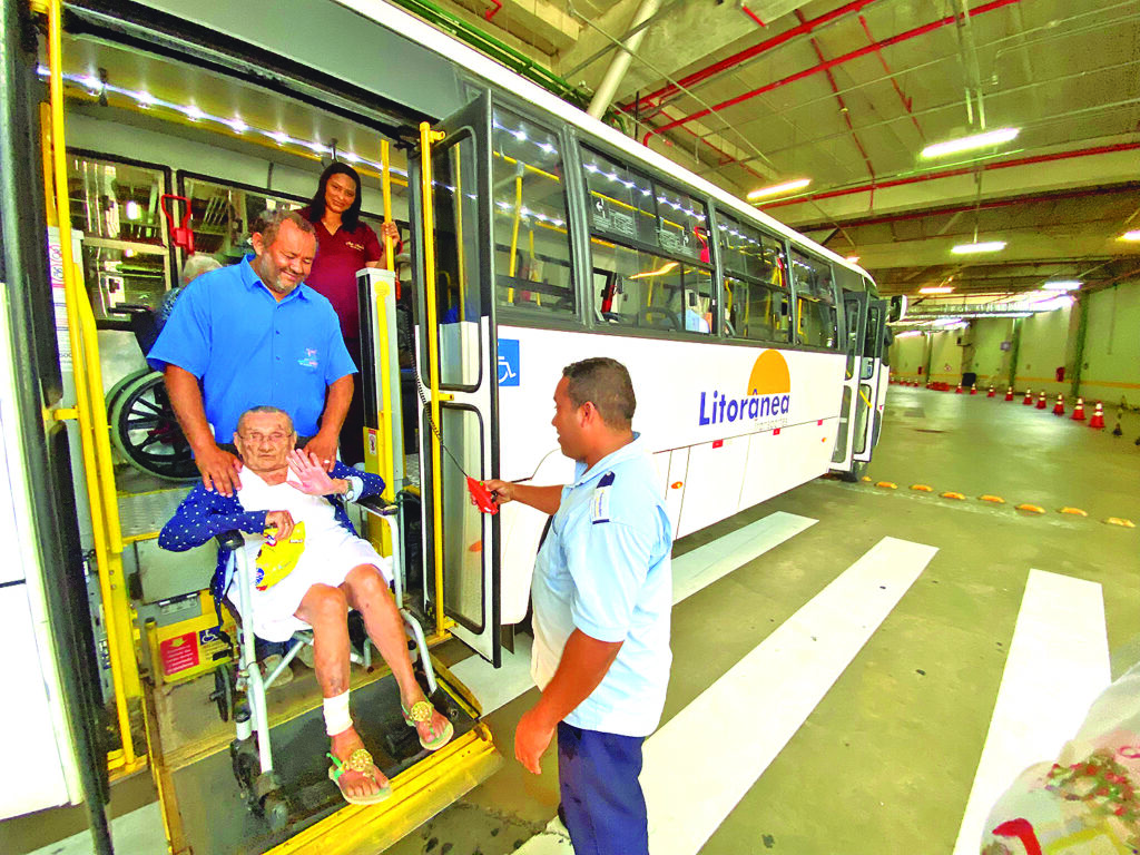 Acessibilidade em transporte público foi fundamental durante passeio de grupo de idosos - Foto: Divulgação