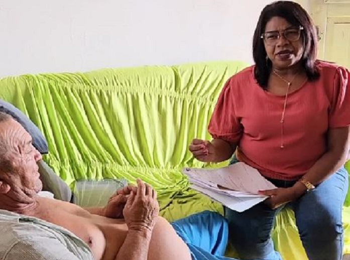 Professora Nilda com Maurino / Foto: reprodução nas redes